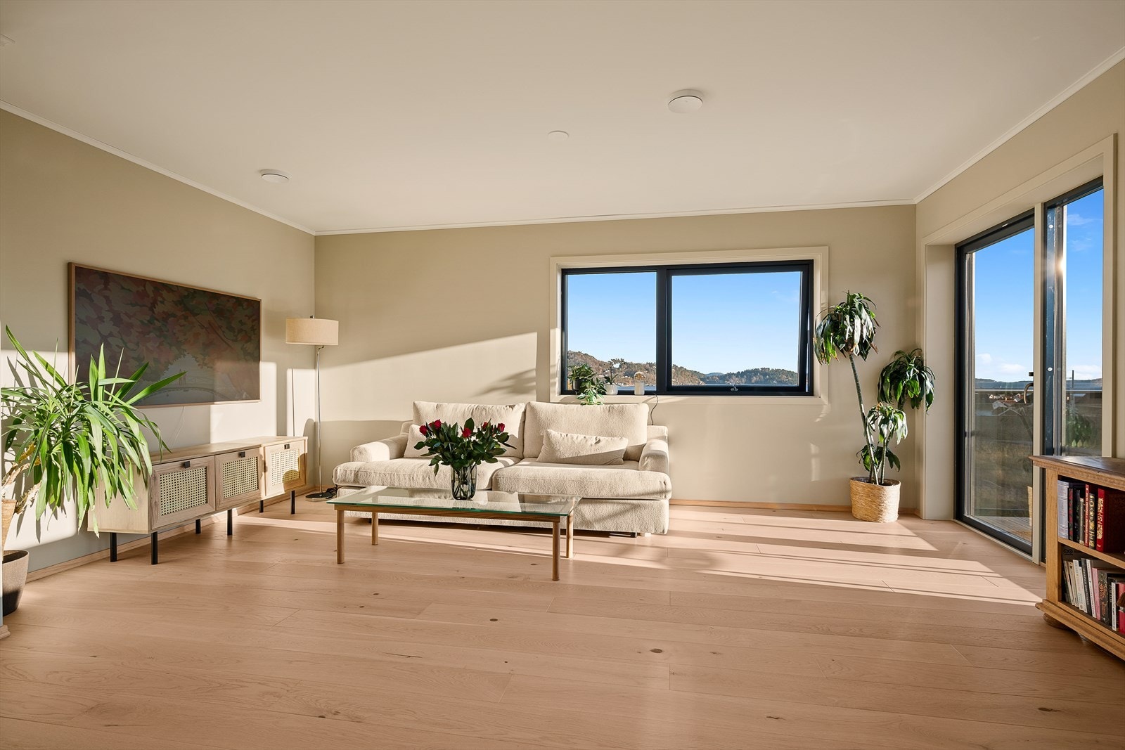 Stue-delen har utgang til terrasse og utsikt til sjø Galleribilde