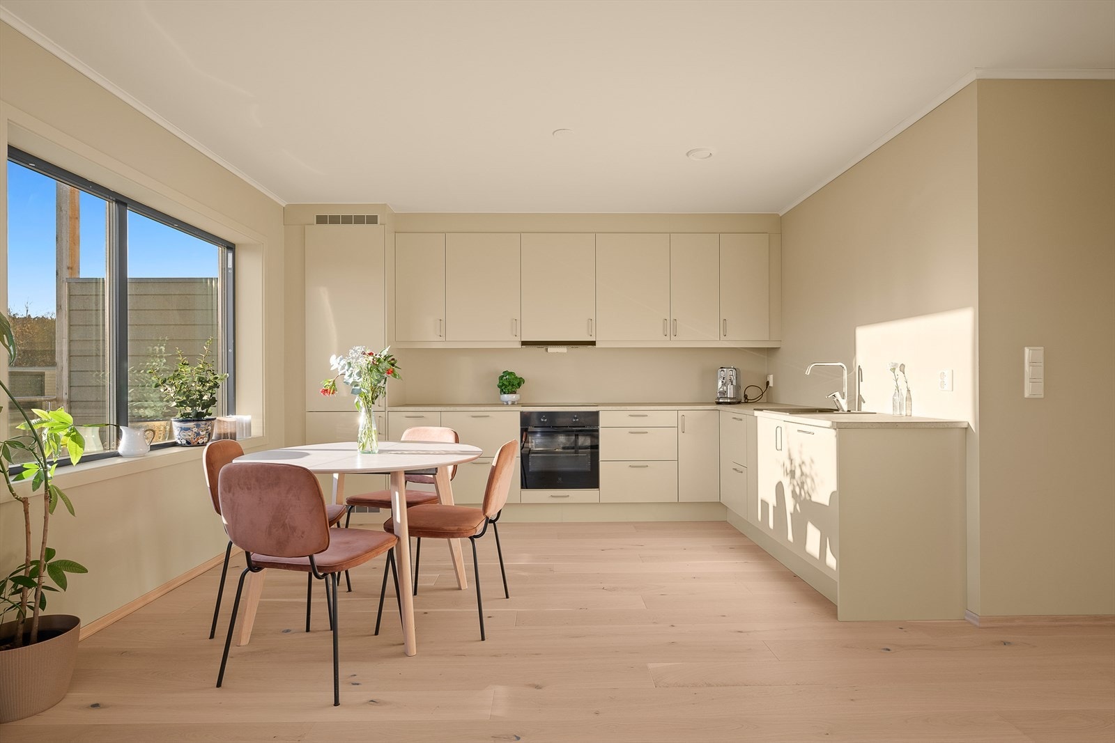 Her er det god plass til matlaging på kjøkkenbenk, samt oppbevaringsplass i skap og skuffer Galleribilde