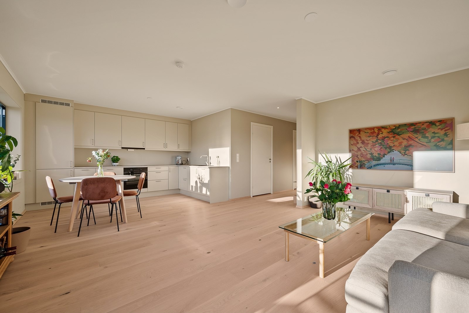 Leiligheten har en åpen løsning med god flyt og romfølelse Galleribilde