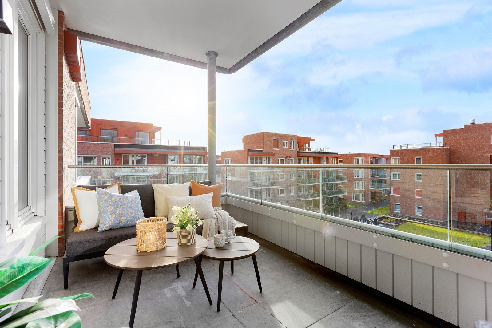 Leiligheten har en stor overbygge balkong med hyggelig utsikt og gode solforhold Galleribilde