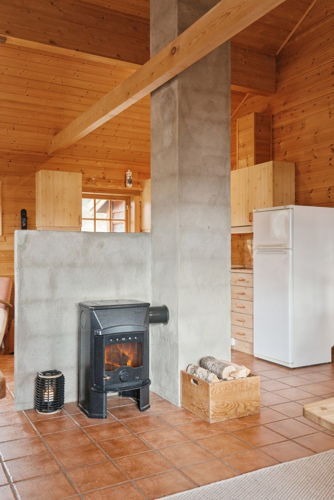 Vedomn i stova varmar godt i heile hytta Galleribilde