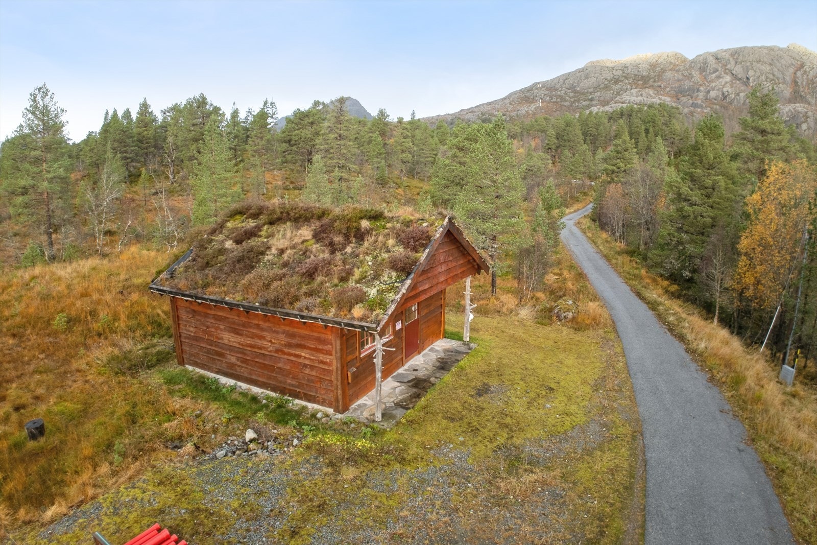 Servicehuset ligg ved tilkomstveg, ca 60m frå hytta. Perfekt for ekstra oppbevaring og vaskemaskina di blant anna! Galleribilde