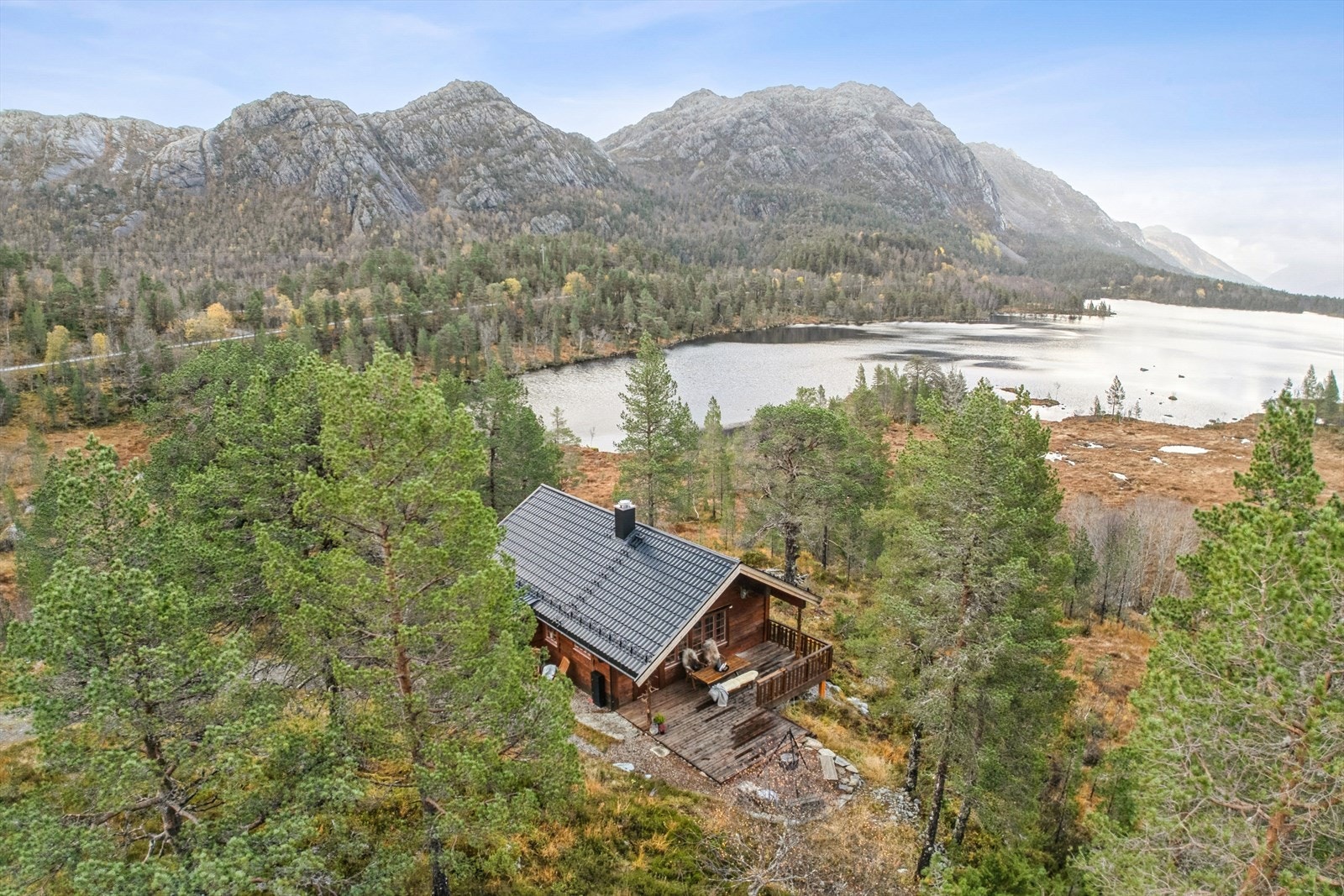 Hytta ligg saman med to andre hytter i Langesjø hyttegrend. Saman steller og nyttar de blant anna
tilkomstveg, servicehus og naust Galleribilde