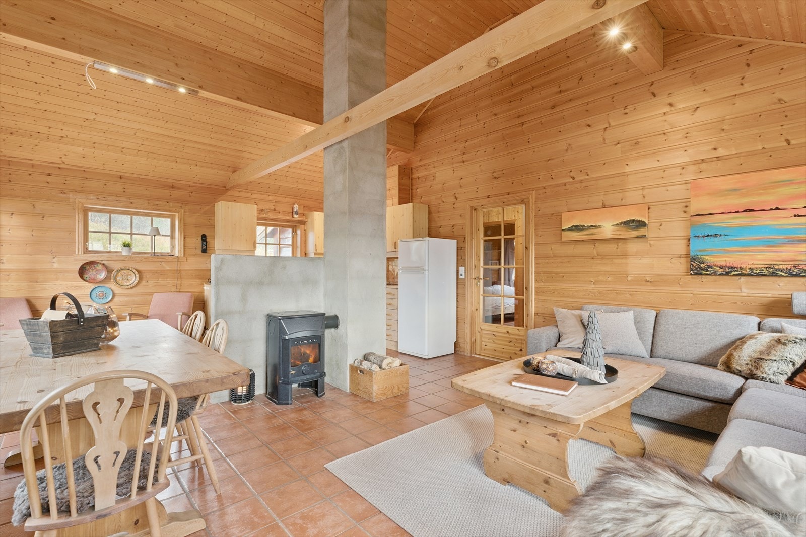 Her har du plass for sofagruppe, spisebord og meir til! Vedomn og lecamur i stova skjermar fint mot kjøkken Galleribilde