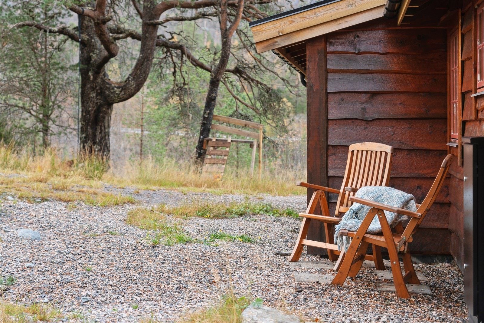 Fine sitjeplassar rundt hytta Galleribilde