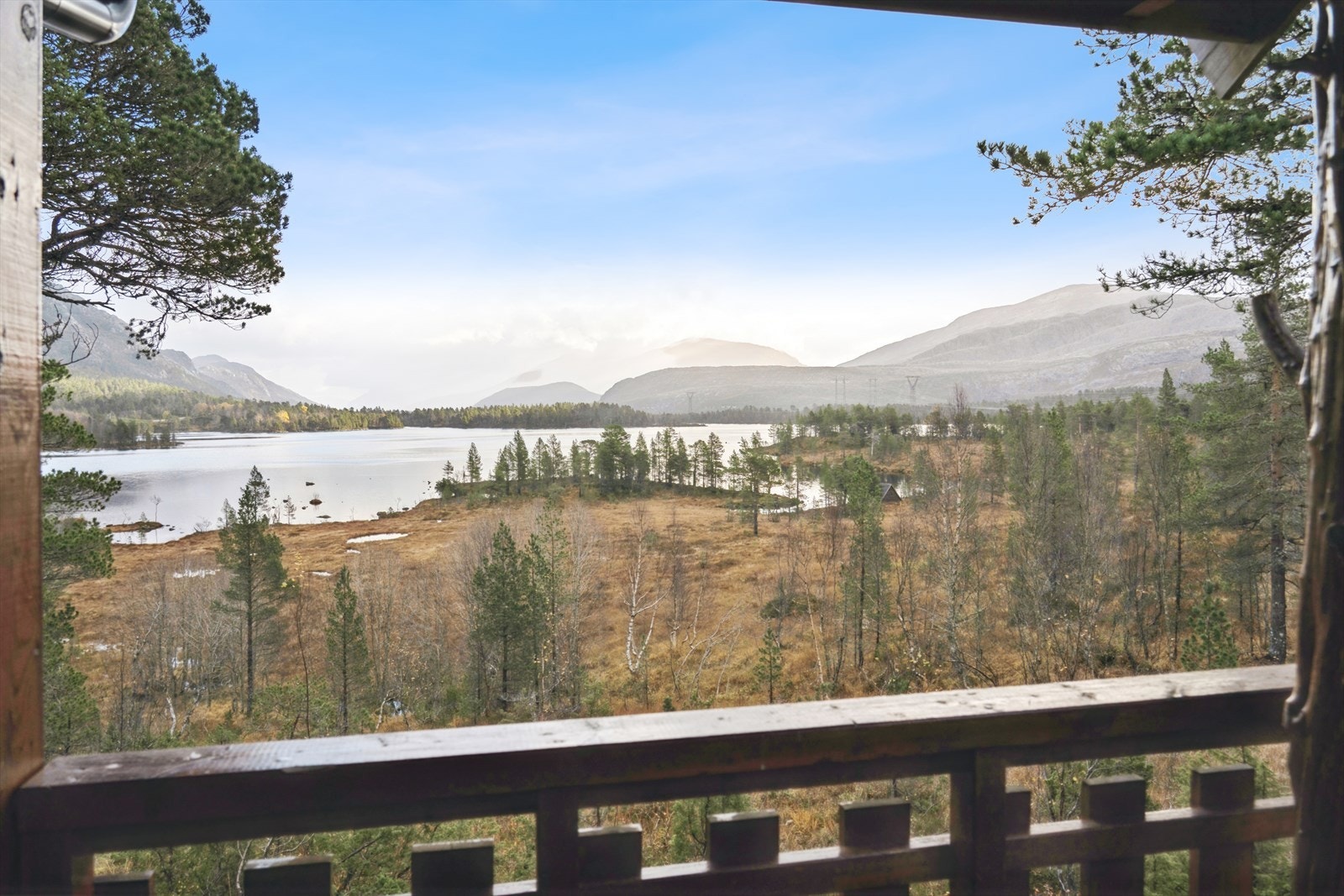 Du har eventyrleg utsikt til Langesjøvatnet og område rundt Galleribilde