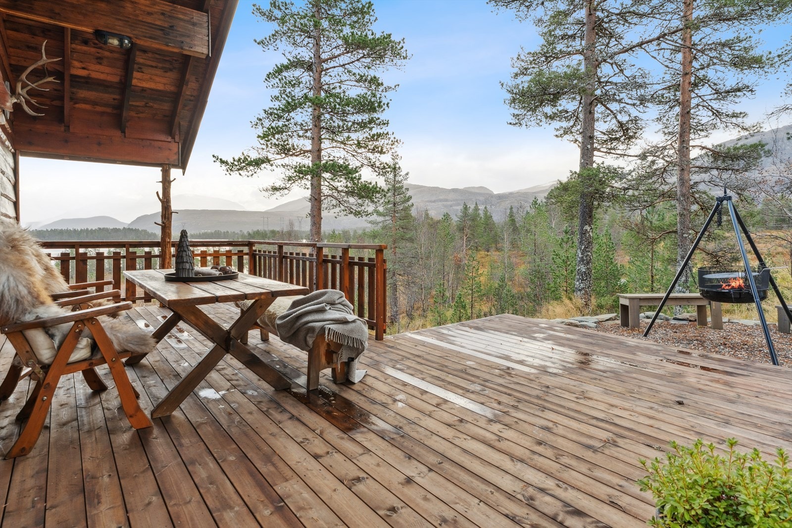 Terrassen vart utvida i 2024 og fekk nytt dekke.
Det er delvis overbygg og god plass for utemøblar Galleribilde