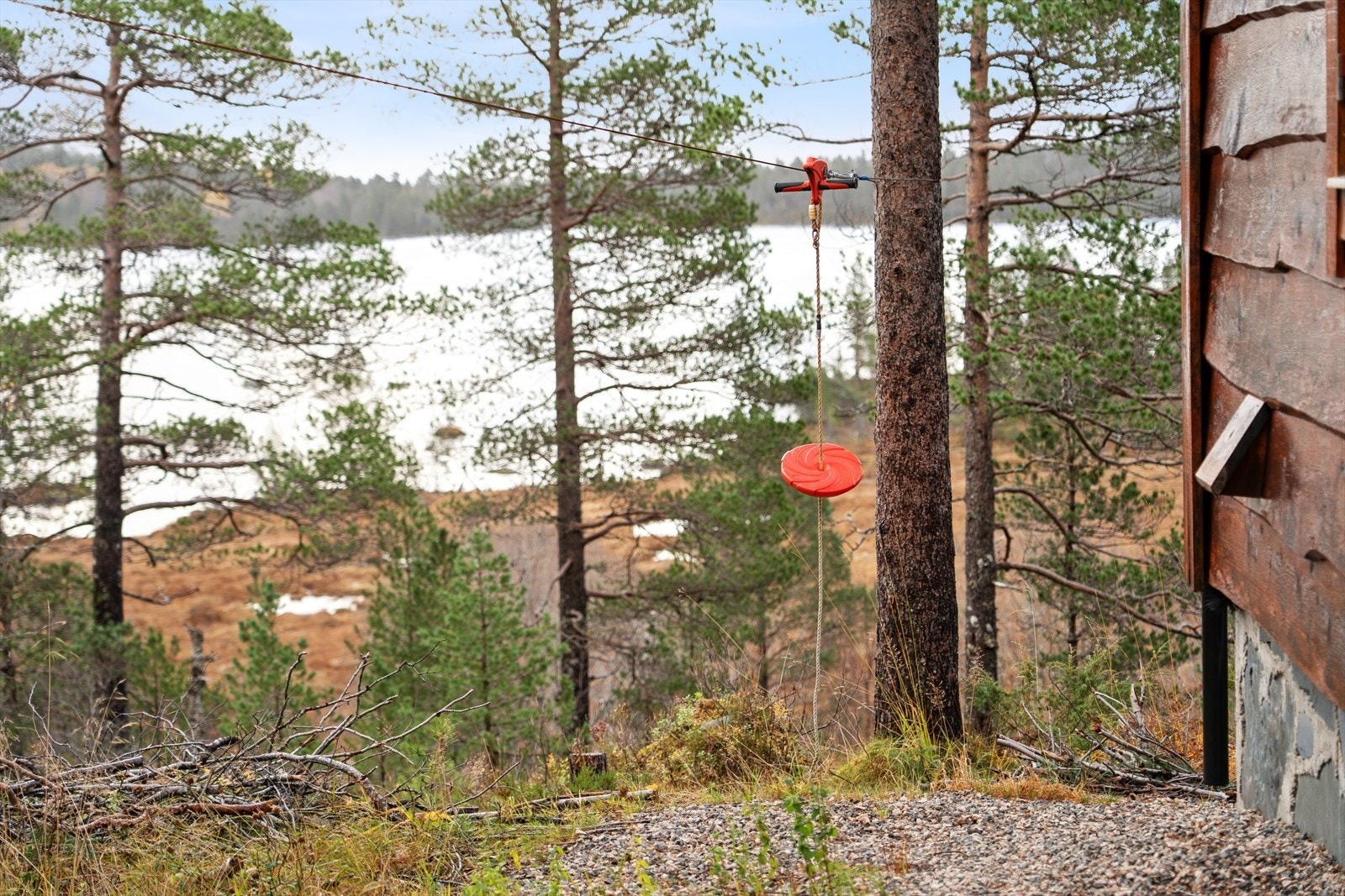 Naturen er ein perfekt leikeplass for små og store. Her har du også "noko attåt" med zip-line Galleribilde