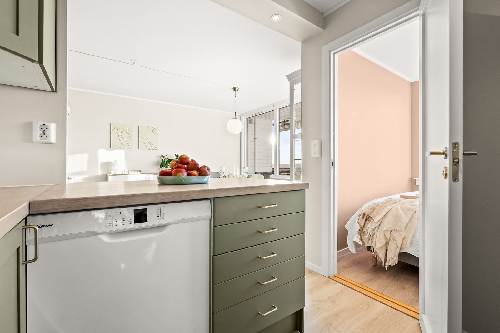 Det er montert downlights over benk mot stuen Galleribilde