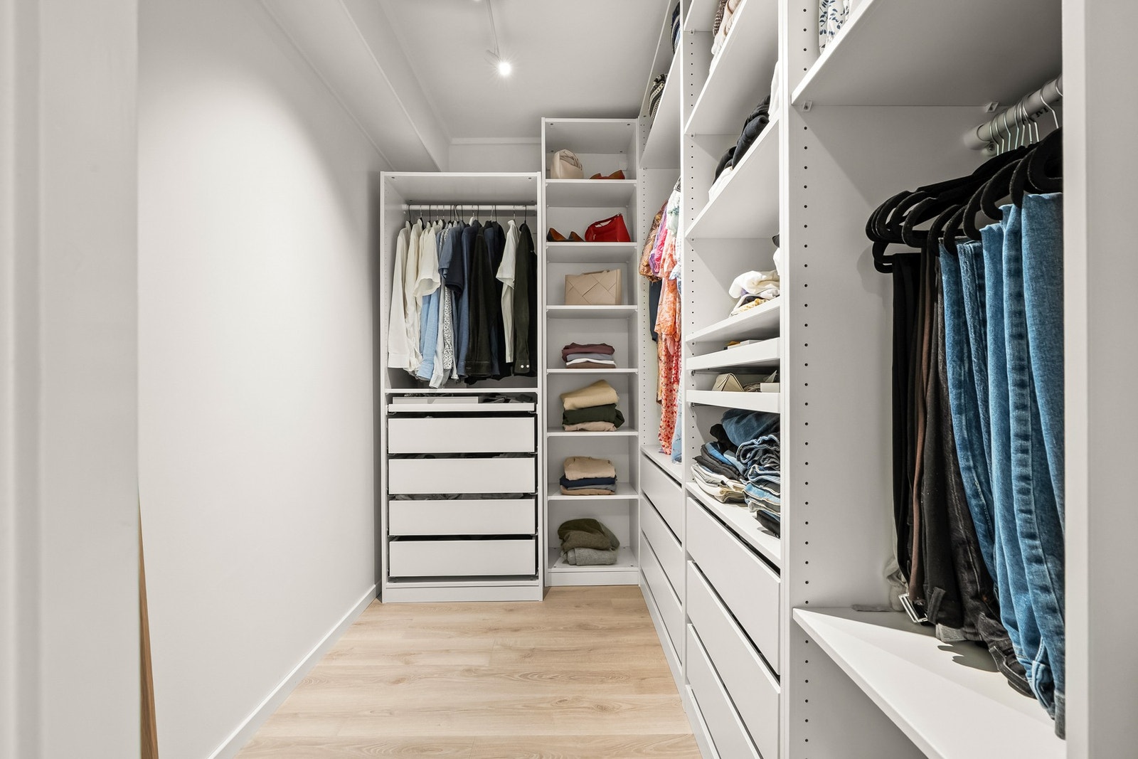 I tillegg har du walk-in closet, som er svært praktisk. Kan også få plass til kontorløsning. Galleribilde