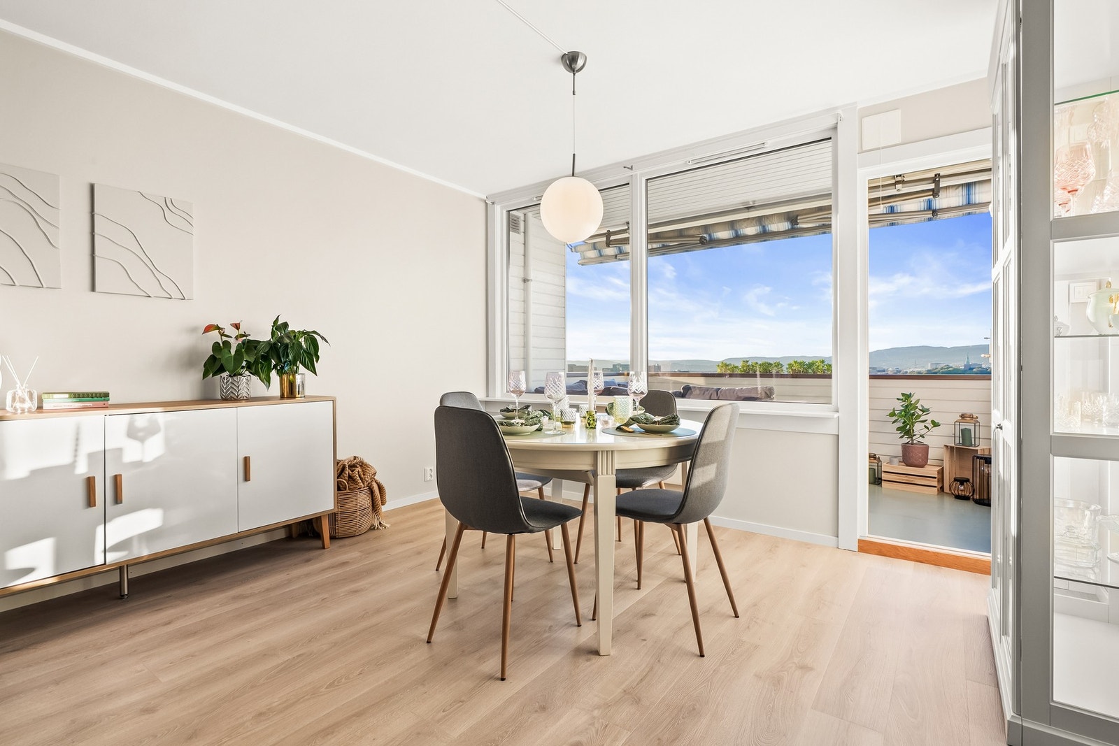 Godt med plass til spisebord av ønsket størrelse Galleribilde
