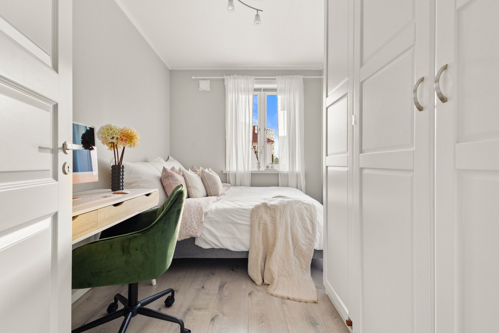 Rommene er av gode størrelser som gir plass til både dobbeltseng, garderobe og øvrig møblement. Galleribilde