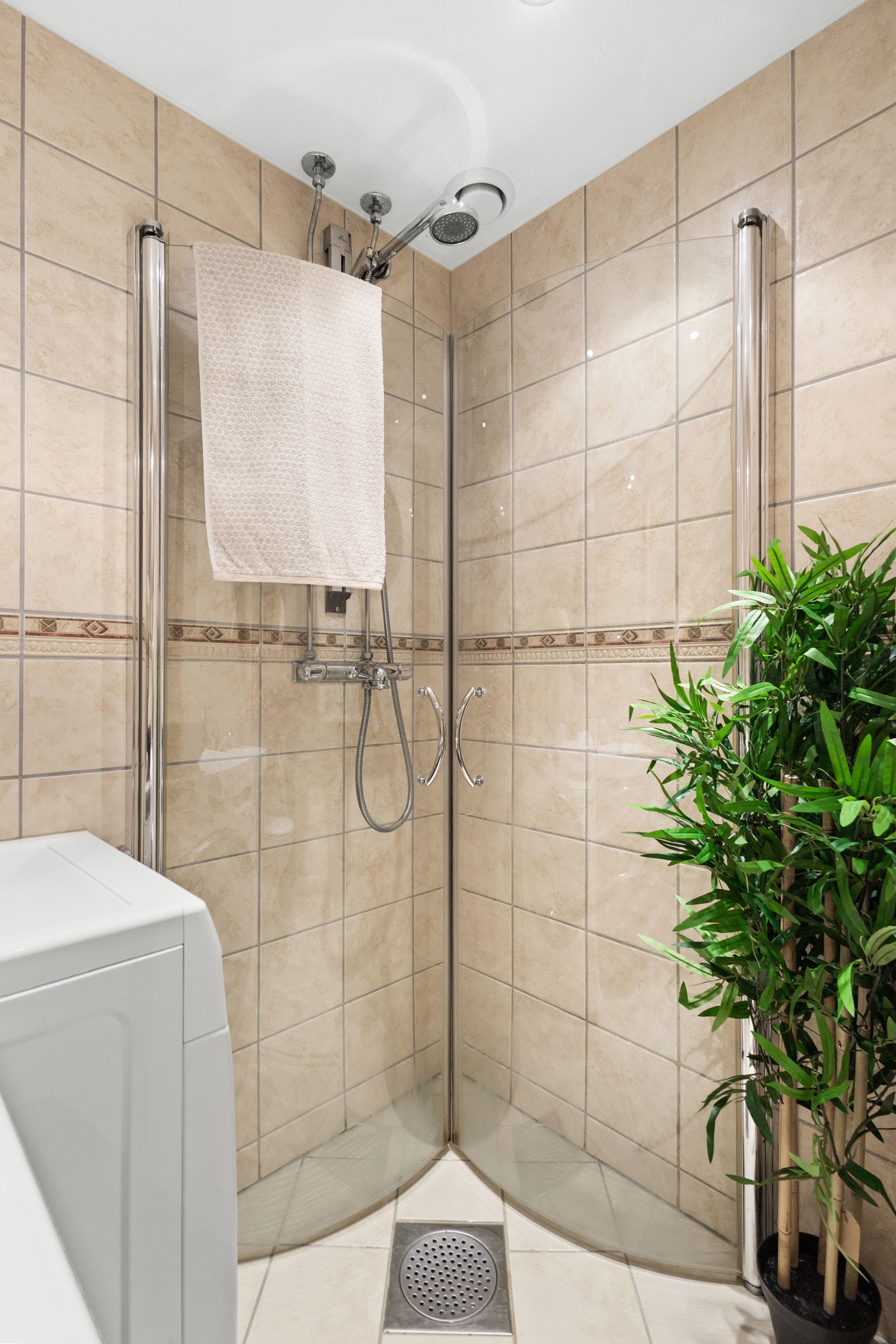 Badet er helfliset, har varmekabler i gulv og downlights i himling. Det er også integrert belysning i skap over servant. Galleribilde