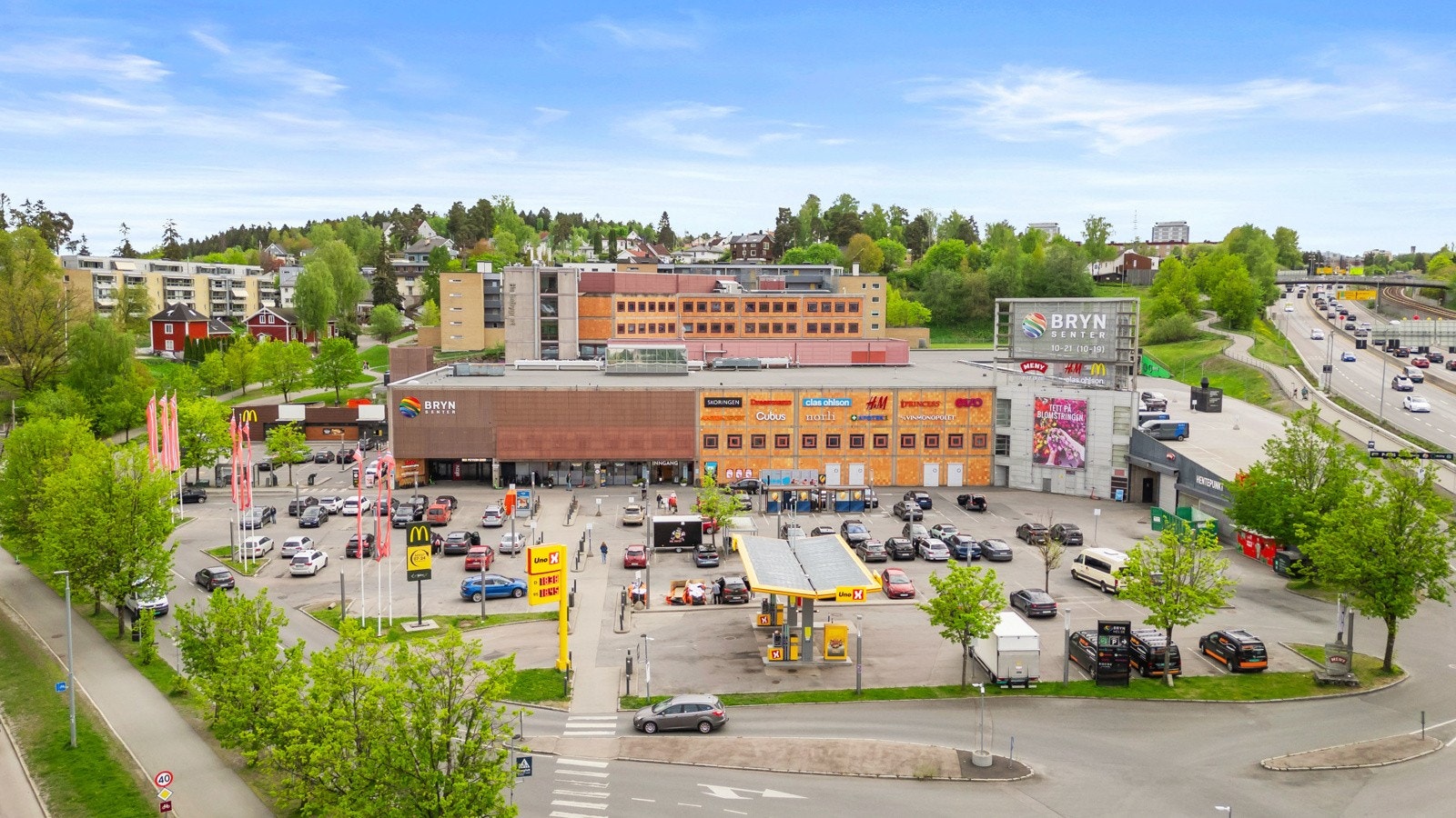 Bryn senter, ca 5 min kjøretur fra leiligheten. 2 timer gratis parkering i parkeringshus. Hurtiglader elbil. Galleribilde