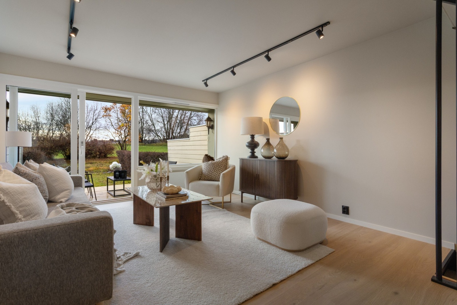 Rekkehuset ligger i et meget barnevennlig område med fine grøntareal og lekeplasser. Galleribilde