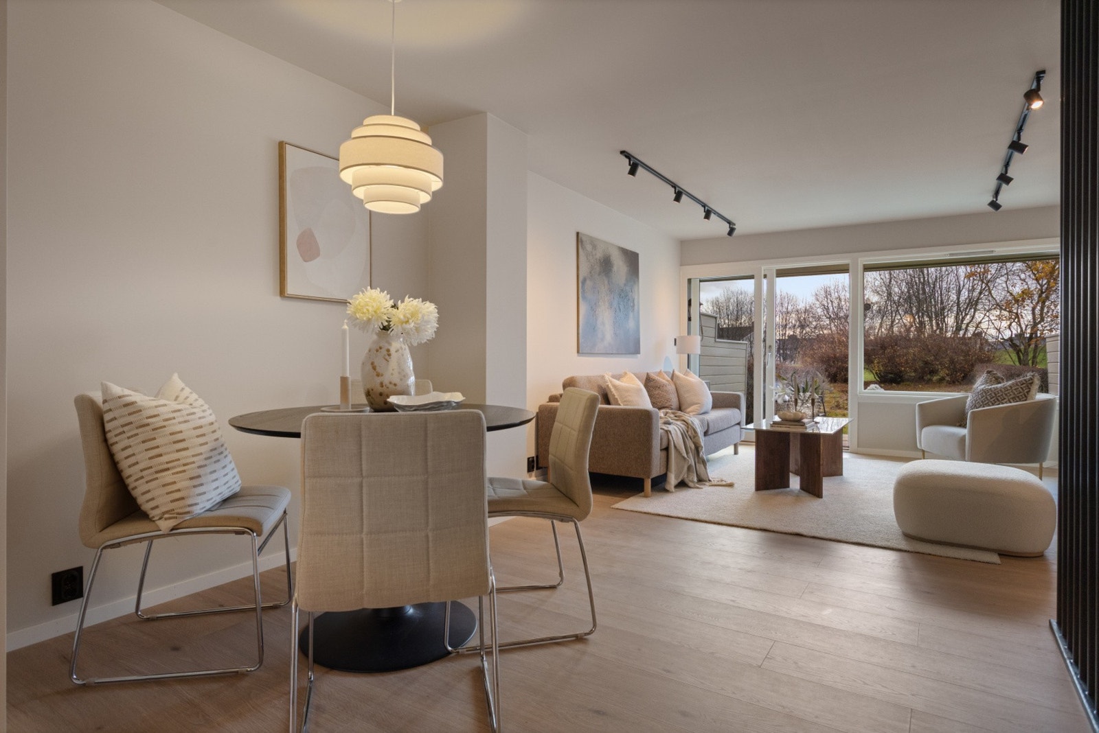 Boligen er malt i moderne og tidsrike fargevalg. Galleribilde