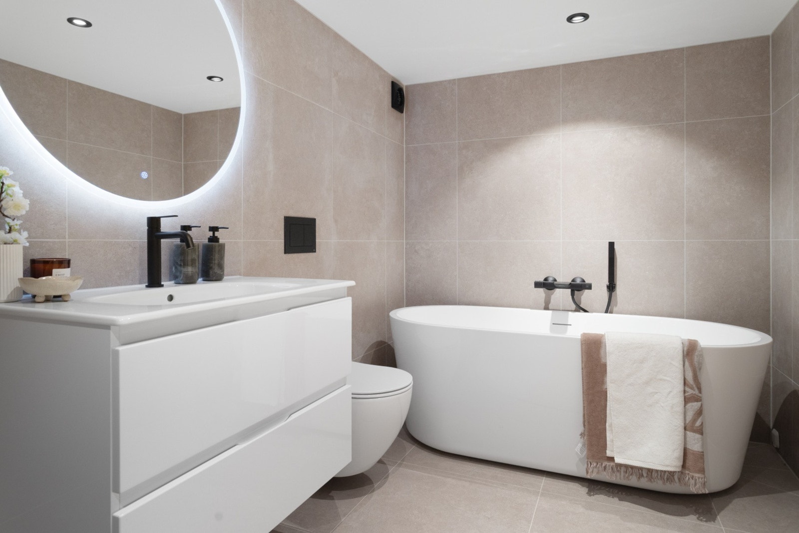 Bad og vaskerom i kjeller. Varme i gulv, badekar og romslig baderomsinnredning. Galleribilde