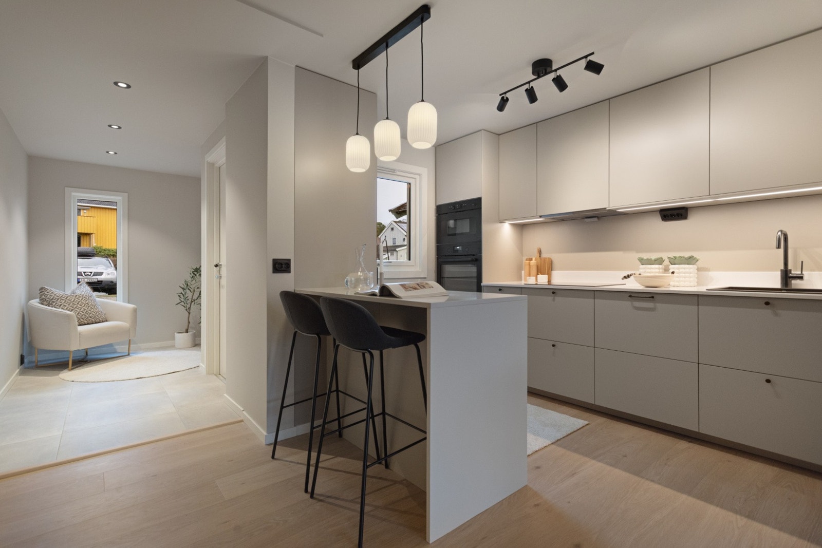 Praktisk øyløsning på kjøkken som også gir ekstra oppbevaring i skuffeløsninger. Galleribilde