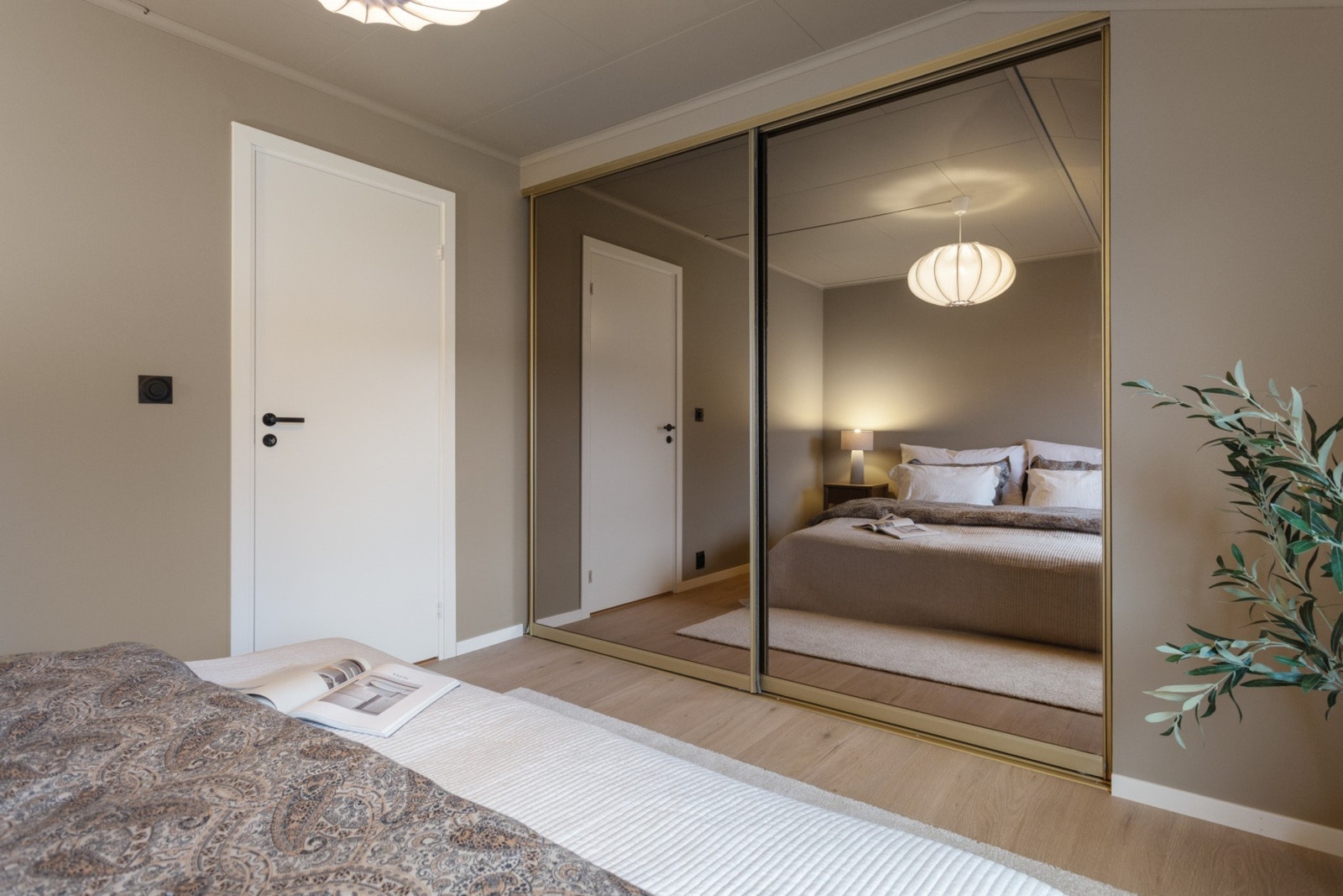 Praktisk skyvedørsgarderobe på hovedsoverommet. Galleribilde