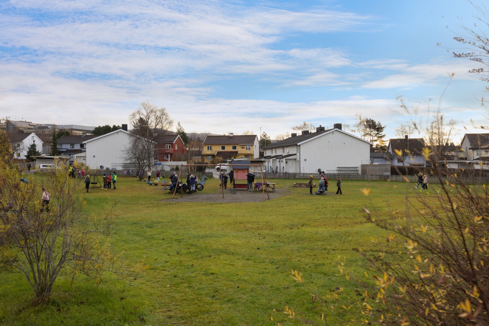 Pent opparbeidet fellesareal for borettslaget. Plenareal, sittegrupper og lekeplasser. Galleribilde