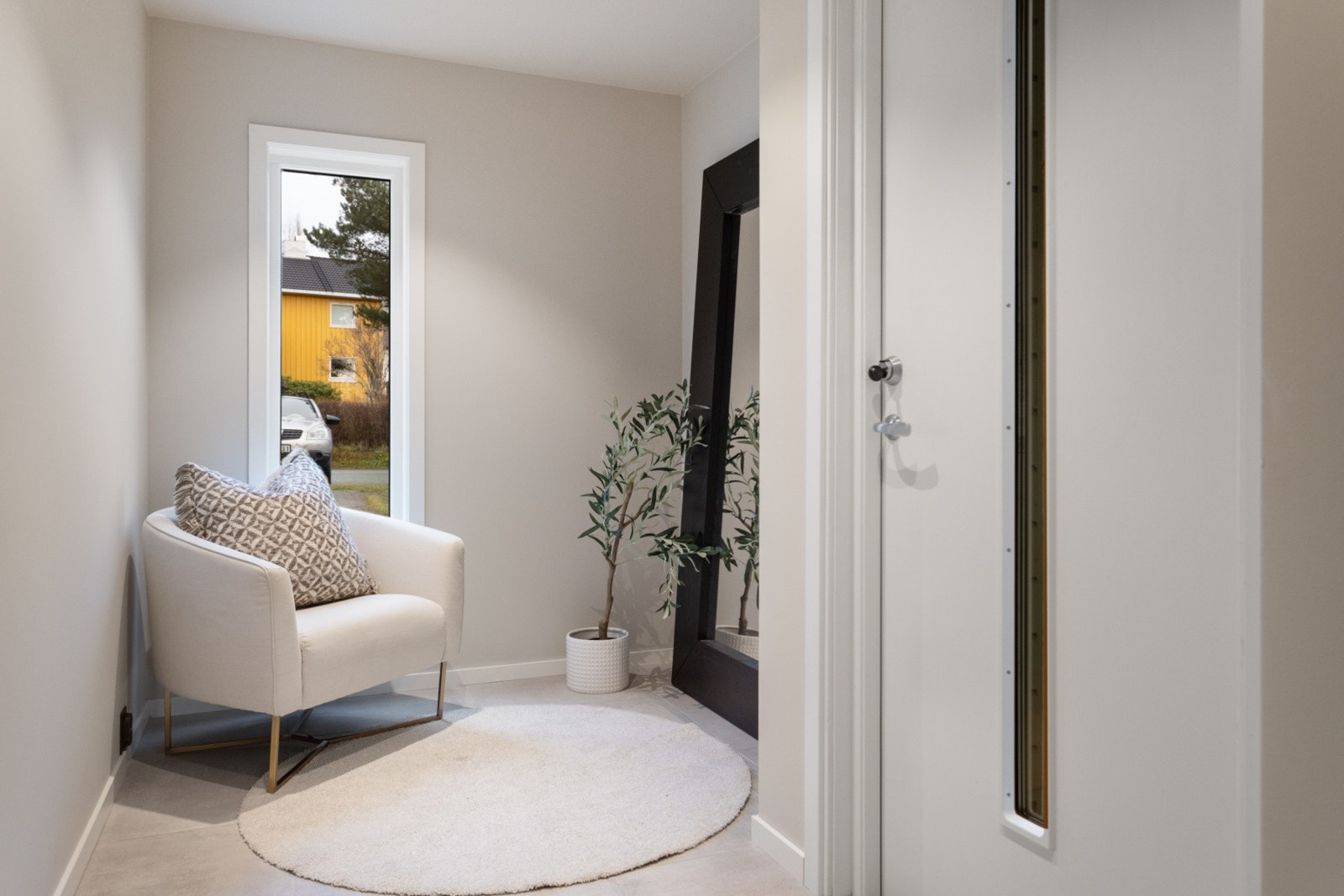 Entre med plass til garderobeløsning og varme i gulv. Galleribilde