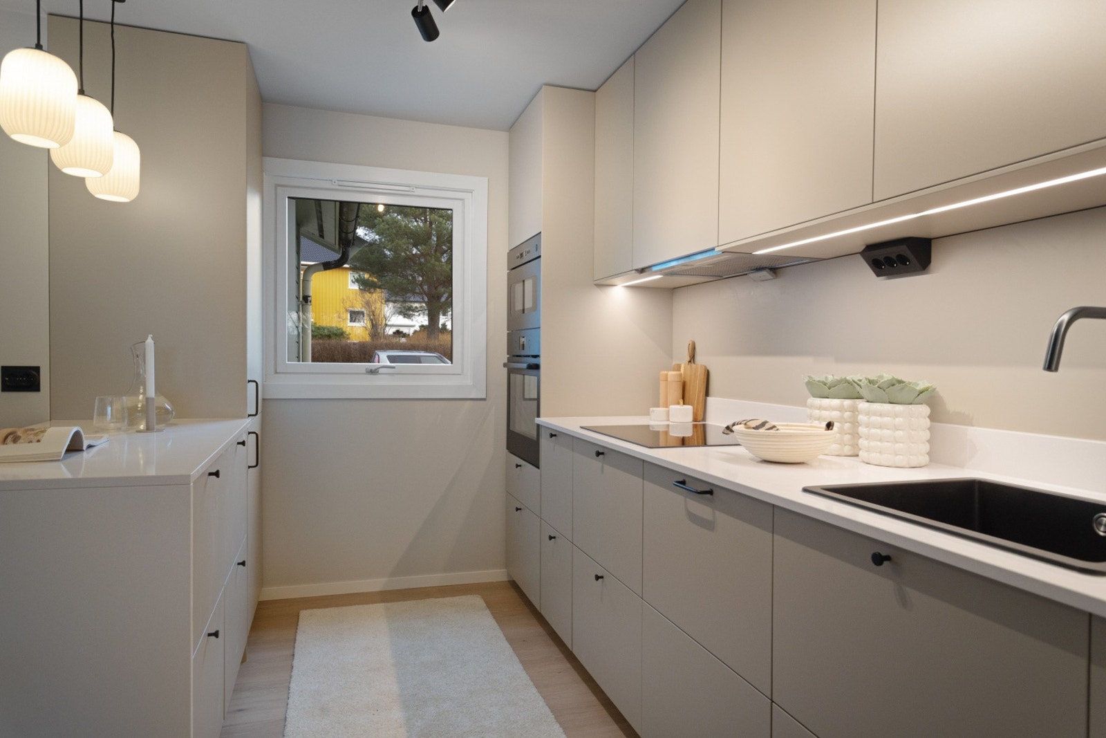 Nytt kjøkken med mye skap og benkeplass. Benkeplate i stein(silestone). Integrerte hvitevarer som mikrobølgeovn, komfyr, kombiskap og oppvaskmaskin. Galleribilde