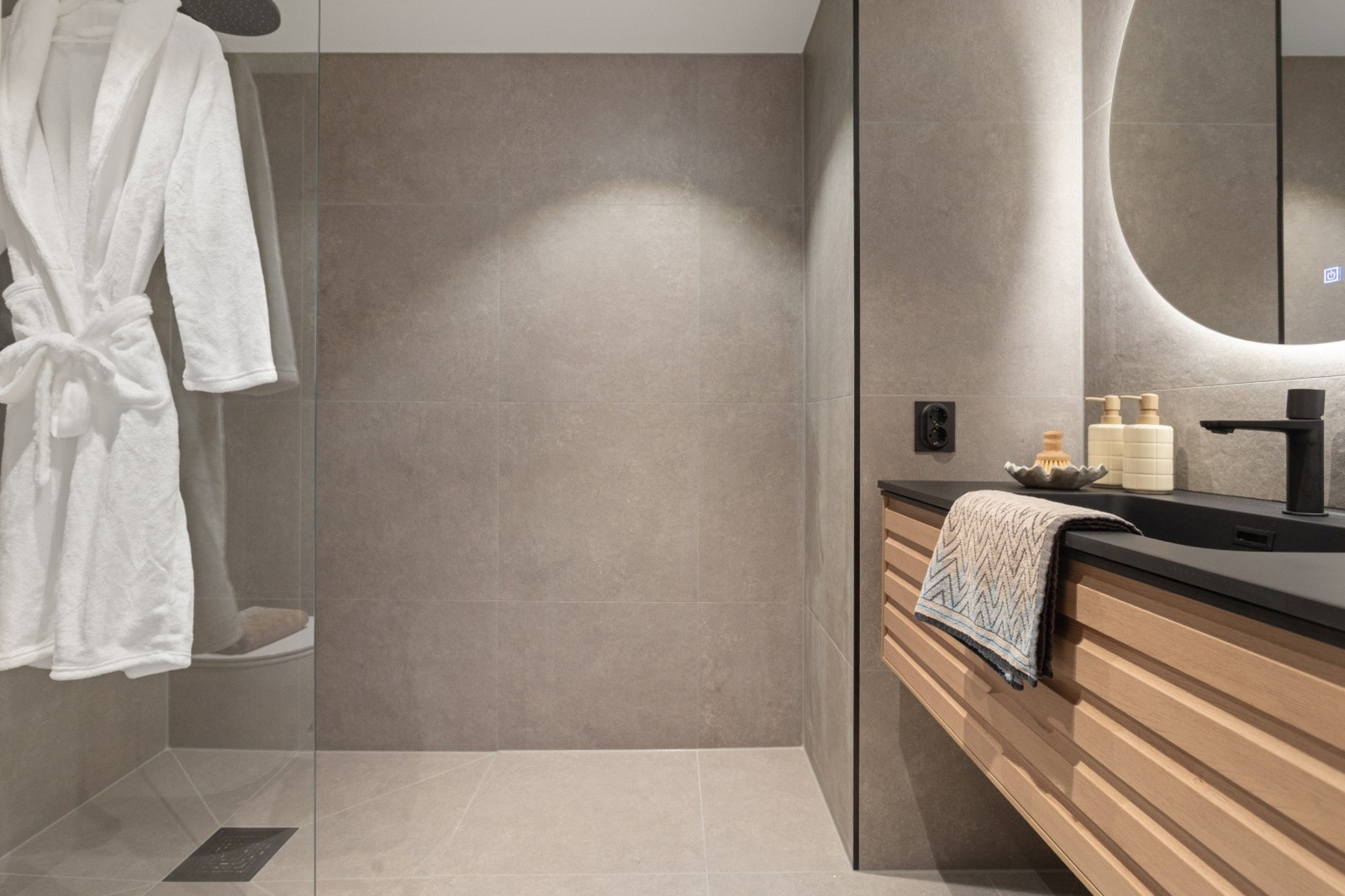 Bad i 2.etasje med varme i gulv, dusjhjørne og pen baderomsinnredning. Galleribilde