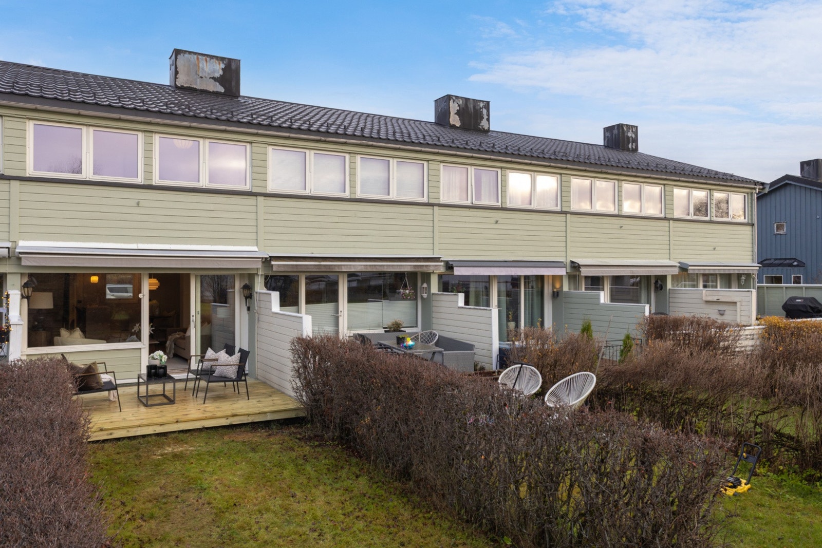 Praktisk med egen hage som er avgrenset med prydbusker. Galleribilde