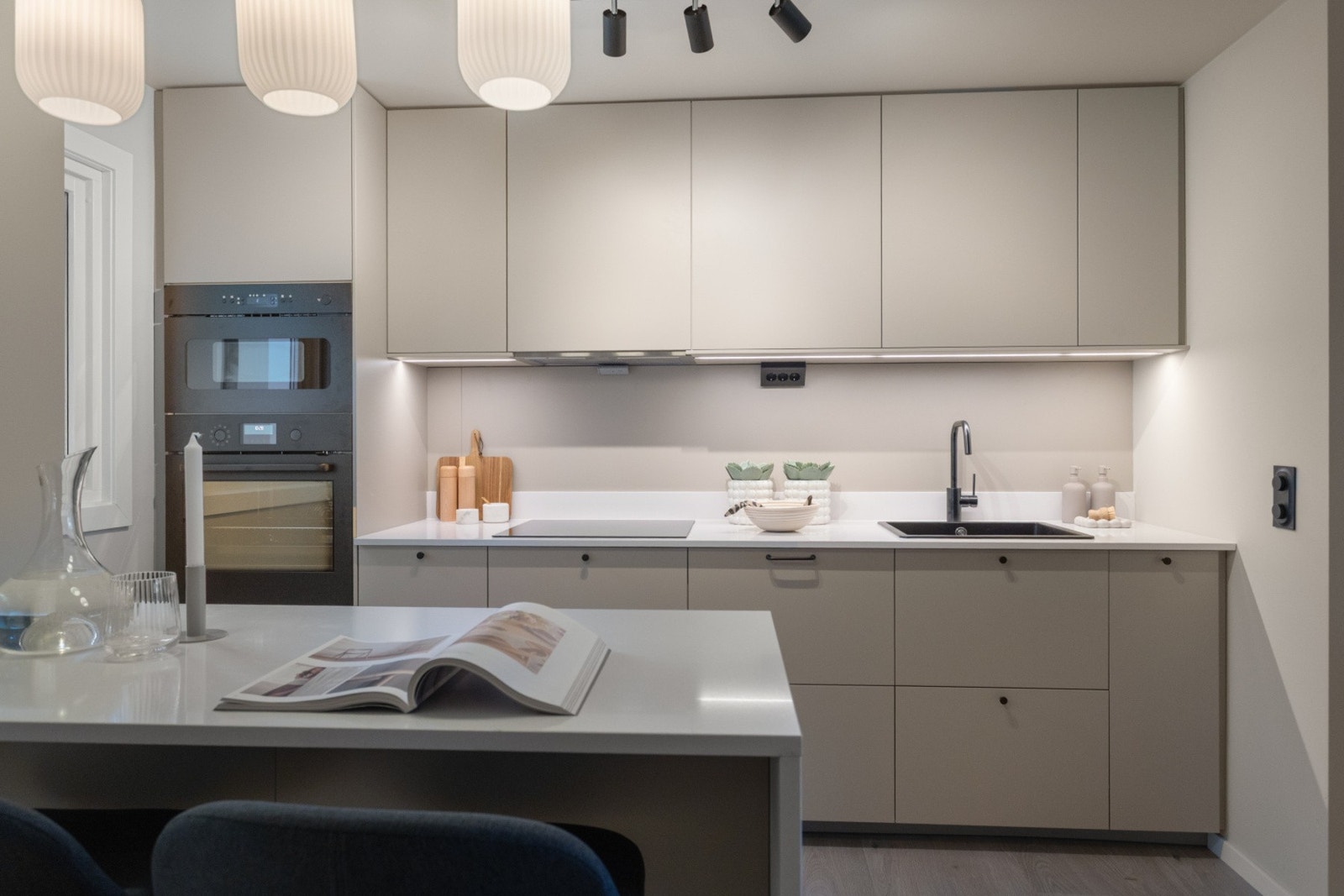 Her utnyttes kjøkkenet fult ut med takhøye overskap, og fornuftig skap- og benkeplass Galleribilde