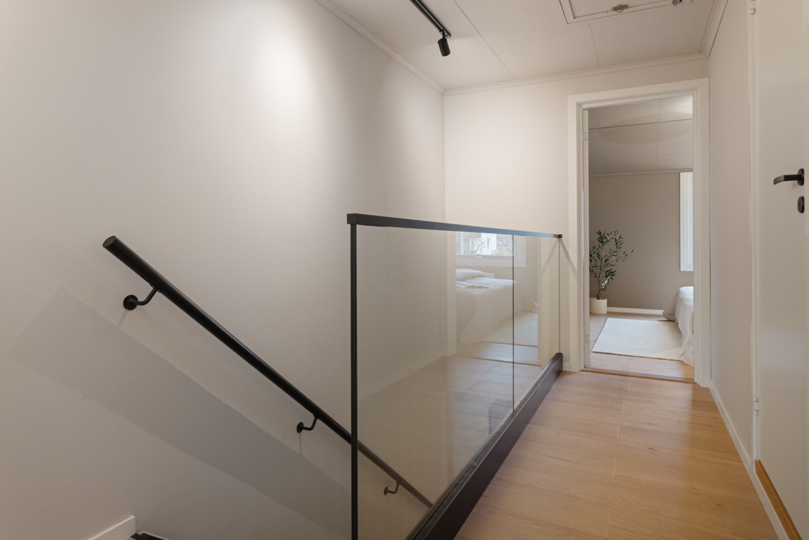 Moderne glassinnrammet trapp. Galleribilde