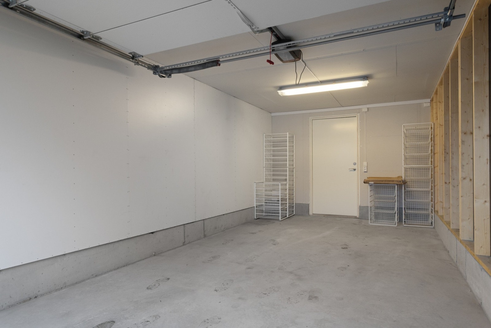 Fast og romslig garasjeplass. Du har også en parkeringsplass foran garasjen. Her er det lagt opp strøm. Galleribilde