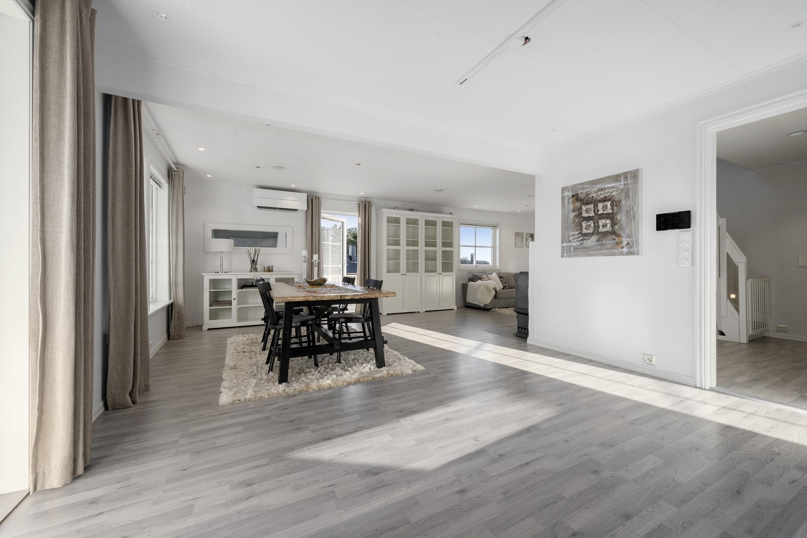 Her er det god plass til å samle hele familien eller vennegjengen til middag Galleribilde