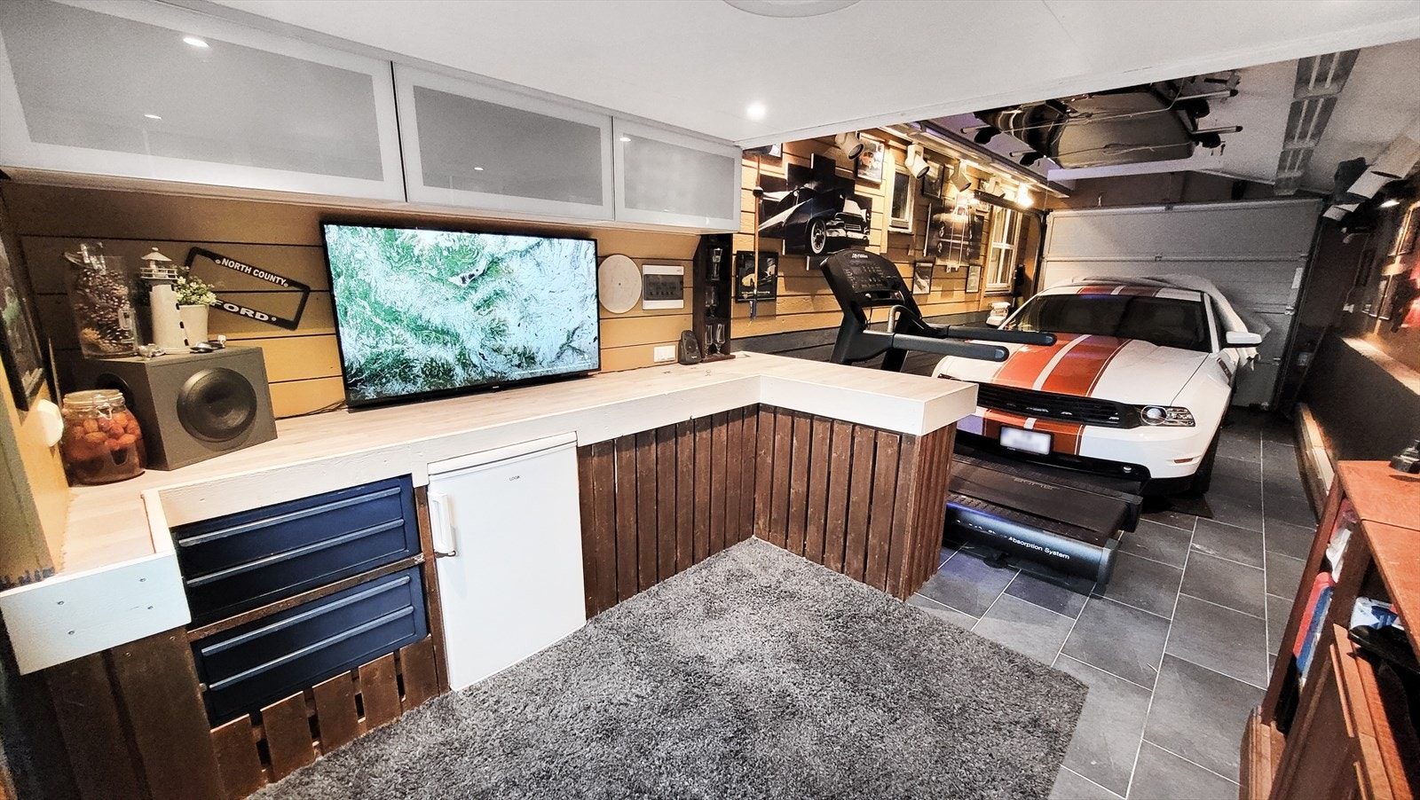 Romslig garasje Galleribilde