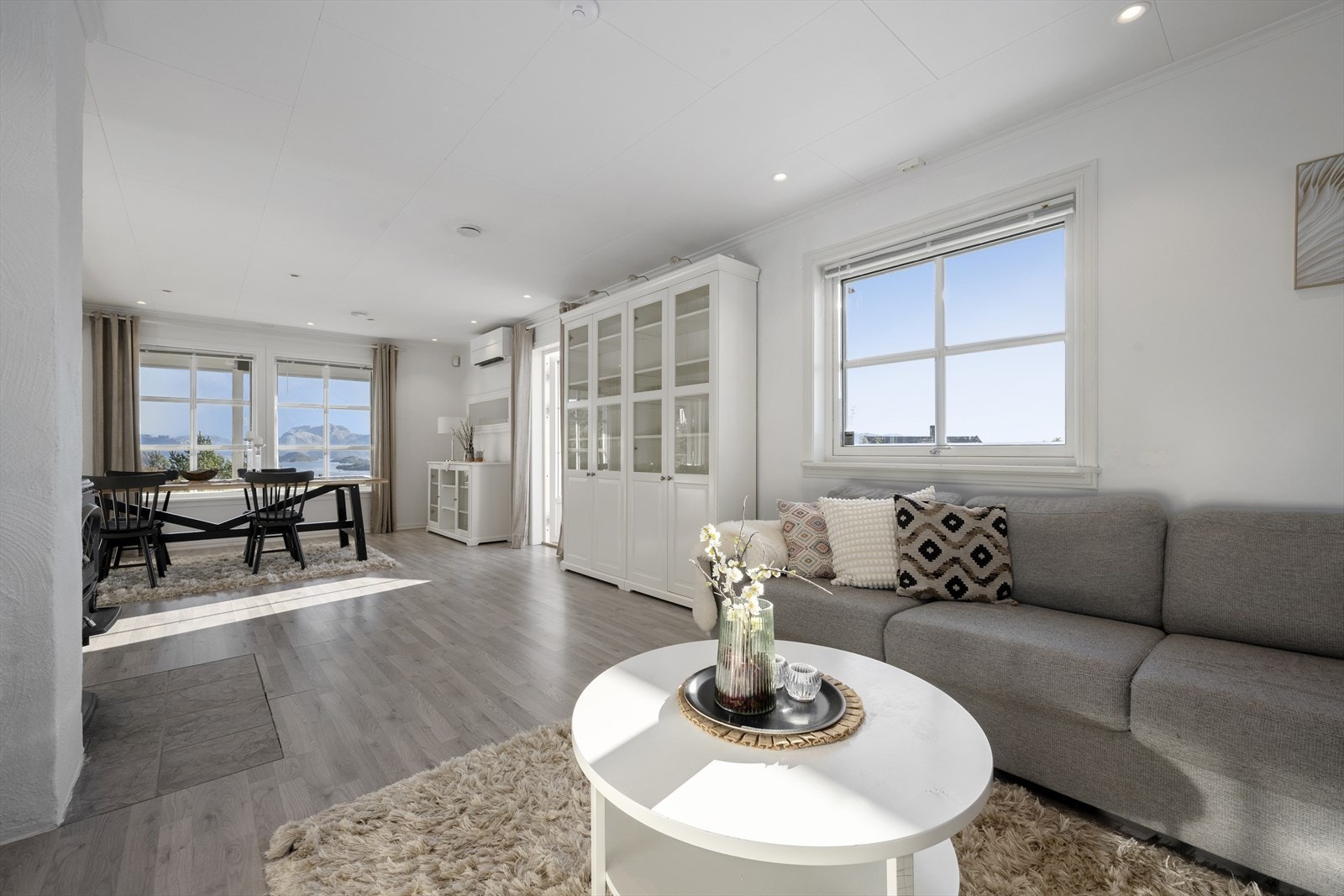 Det er god plass til både stor sittegruppe og til stort spisebord i stue Galleribilde