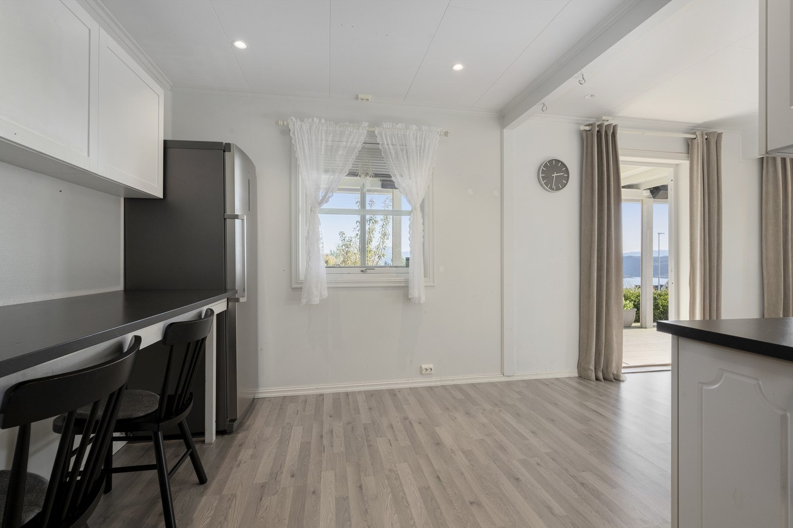 Integrert spiseplass i kjøkkeninnredningen Galleribilde