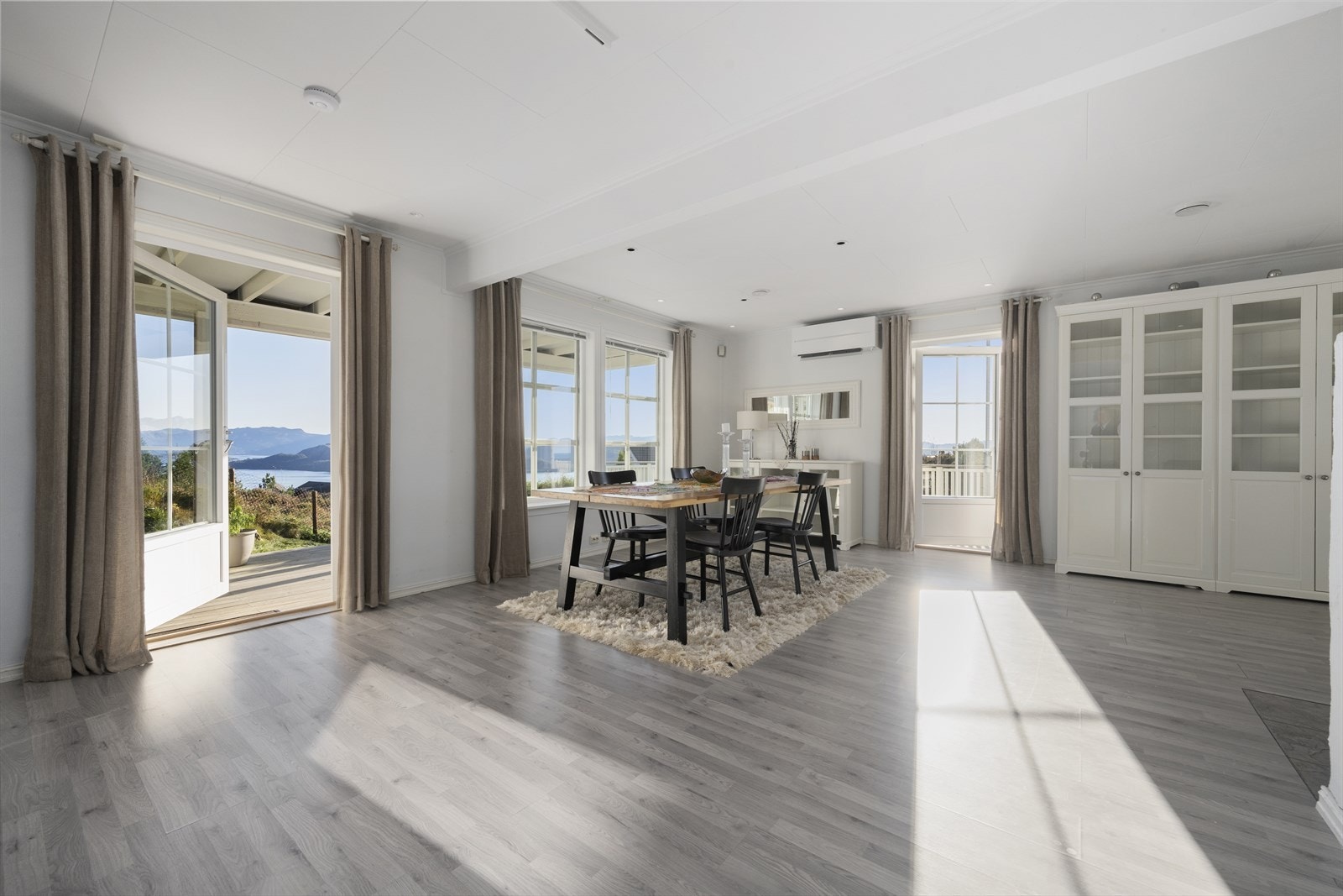 Romslig stue med to utganger til terrasse. Galleribilde