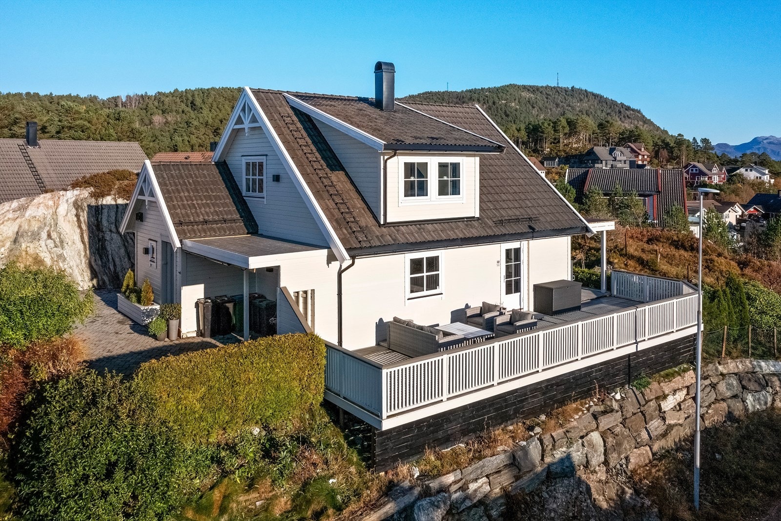 Boligen har store terrasser Galleribilde