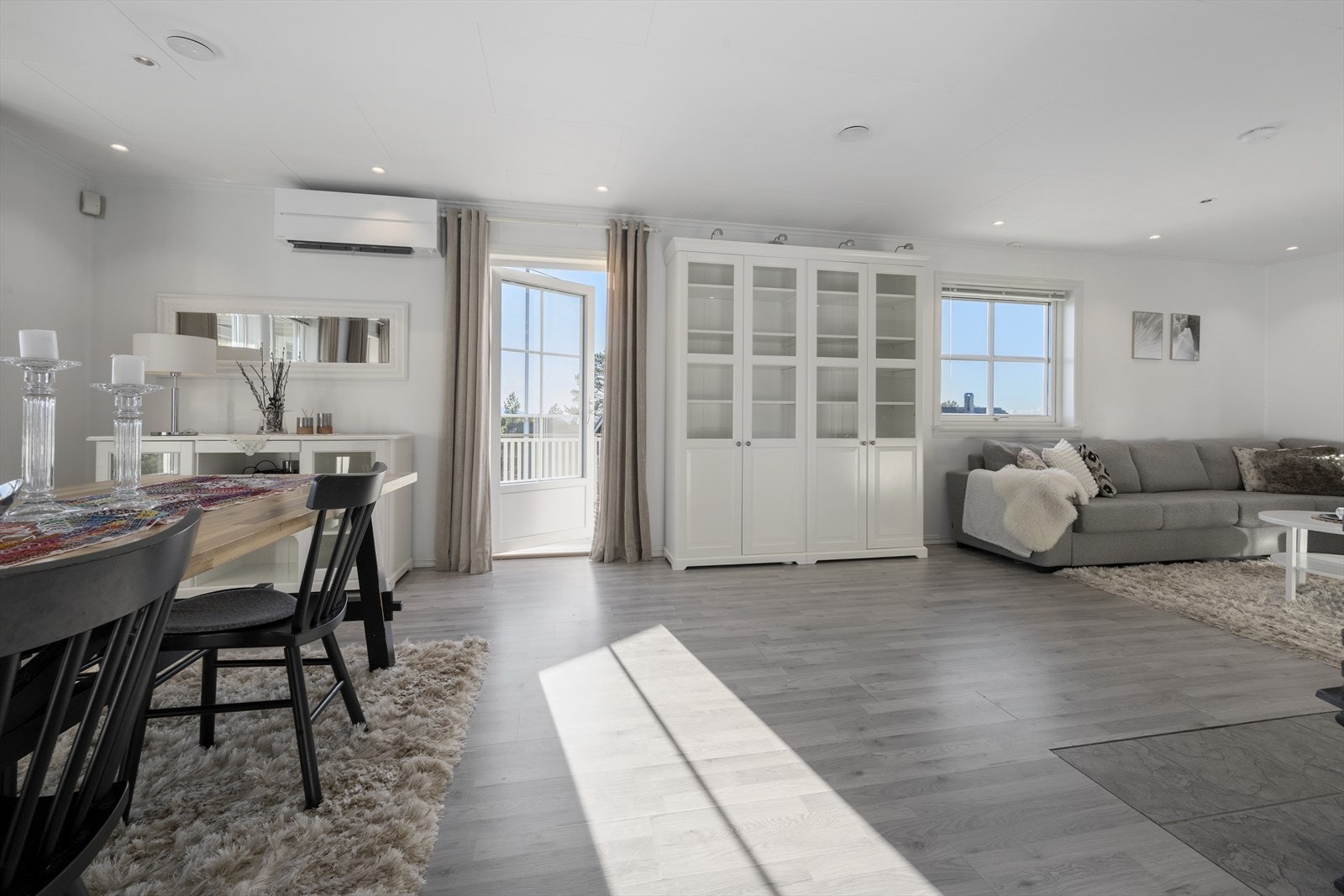 Utgang til terrasse mot både sør og øst. Galleribilde