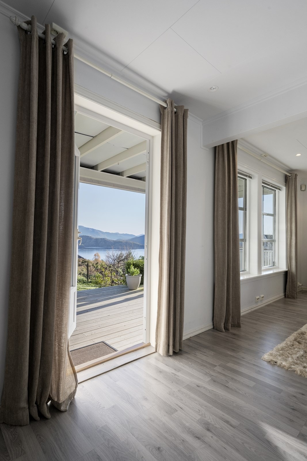 Det er to utganger til terrasse fra stue Galleribilde