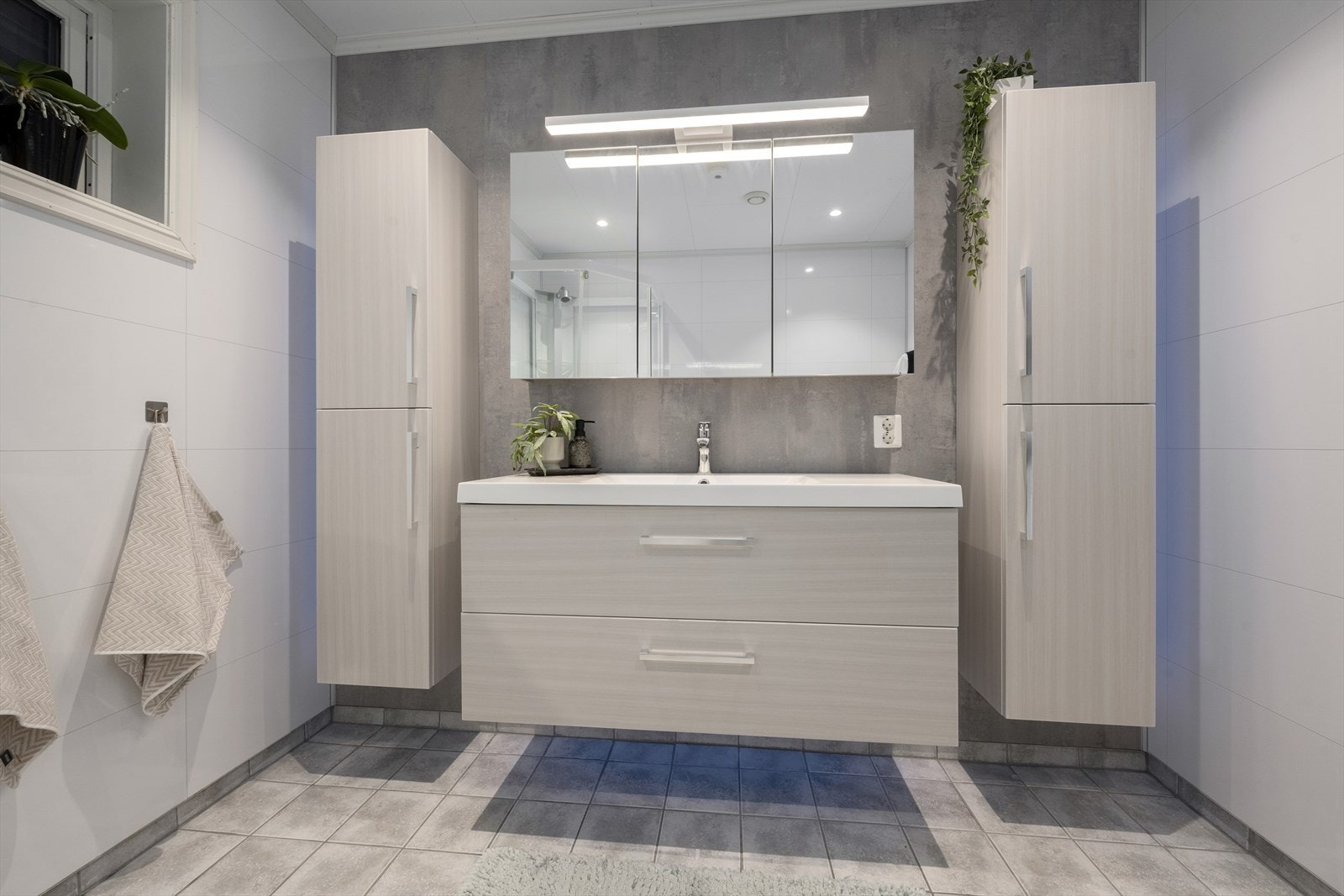 Badet i 1. etg. er pusset opp med nye veggplater og ny innredning i 2020 Galleribilde