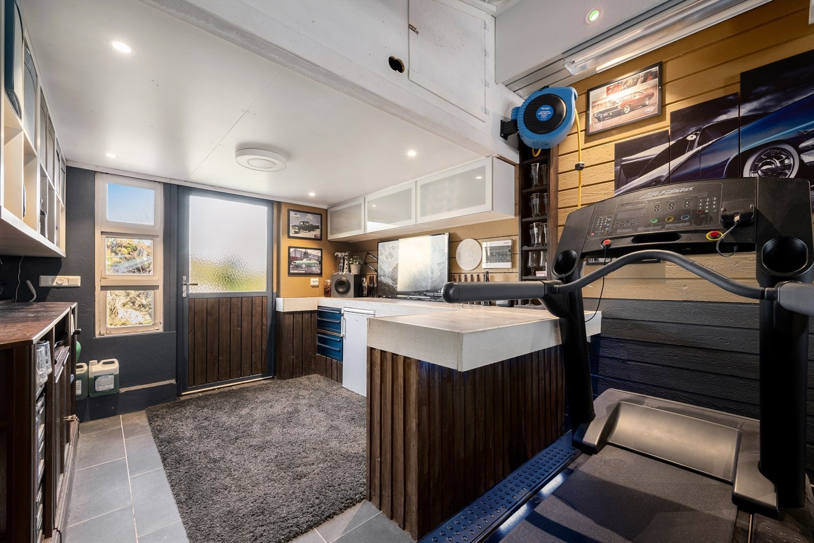 Arbeidsbenk innerst i garasje Galleribilde