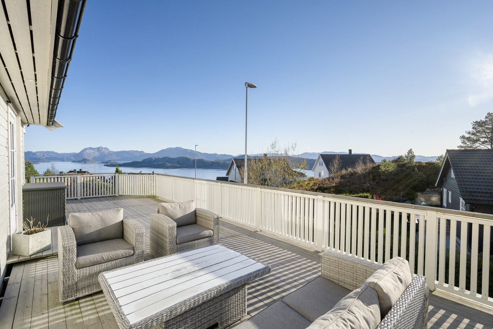 Stor terrasse mot sør og øst, med flott utsikt. Galleribilde