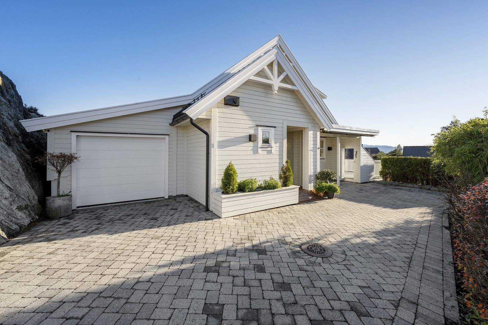 Garasje. Beleggingsstein i tilkomst. Galleribilde