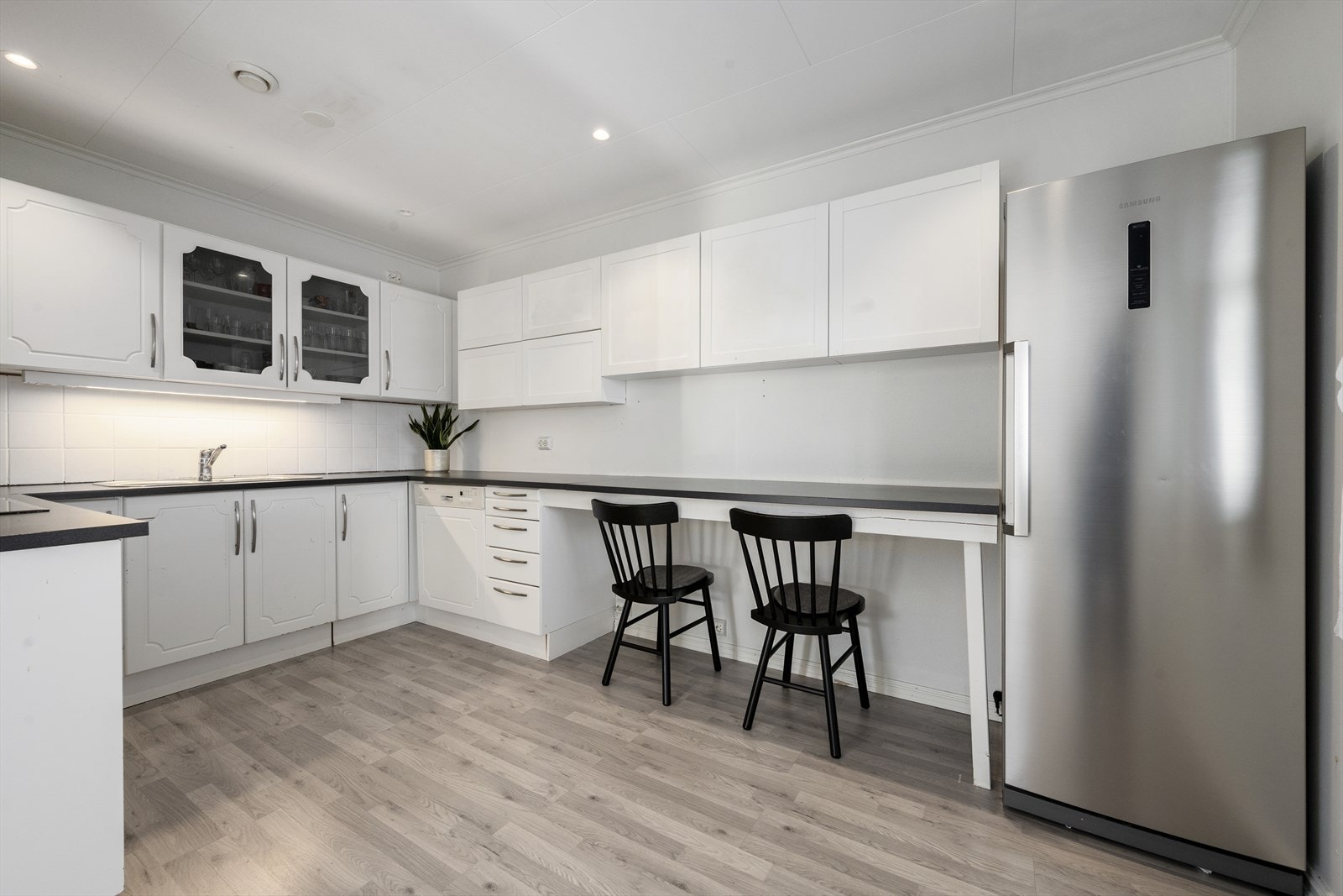 Kjøkken er delvis skjermet mot stue Galleribilde