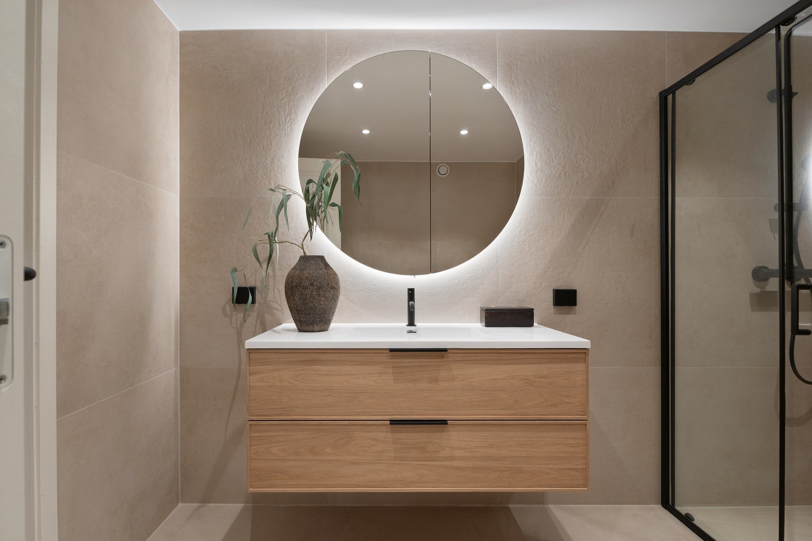 Meget lekkert flislagt bad med moderne, store 80*80 fliser i beige utførelse. Badet er bygget opp på nytt i 2025 med ny membran, nytt sluk og nye varmekabler. Galleribilde