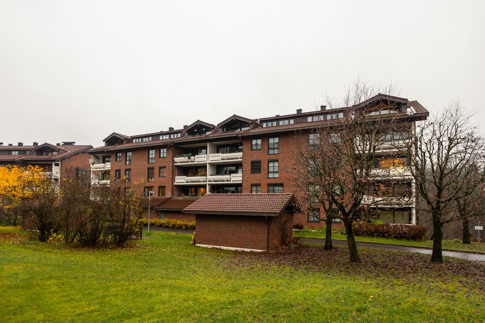 Det medfølger to store boder, og sykkelparkering i eget uthus ved inngangspartiet. Galleribilde