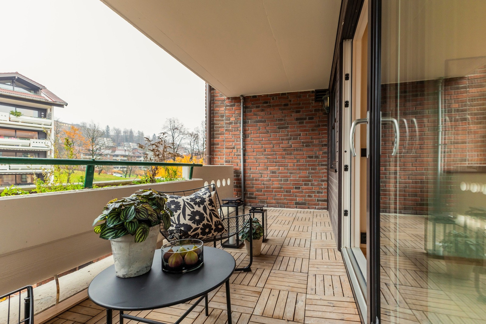 Fra spisestuen er det utgang til en egen balkong på ca. 9 m², som gir en fin forlengelse av oppholdsrommet og passer utmerket til både måltider ute og rolige stunder i frisk luft. Det er tillatt med både gass og elektrisk grill på balkonger. Galleribilde