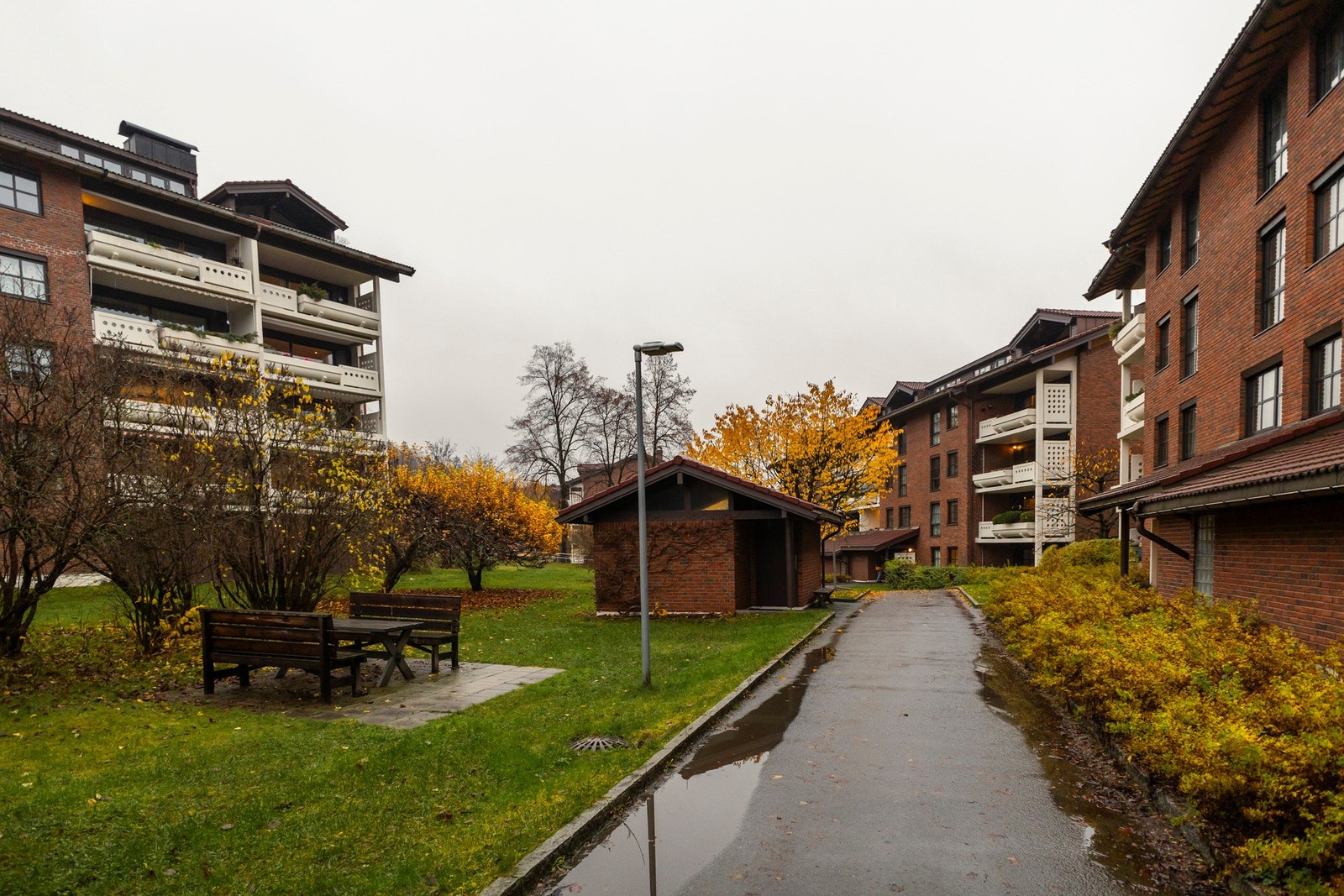 Sameiet har parkmessig opparbeidede grøntarealer med eplehage, samt gangstier og lekeplass for de yngste - perfekt for både sosialt samvær og rekreasjon. Galleribilde