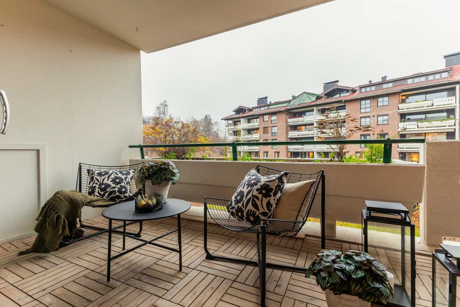 Fra spisestuen er det utgang til en egen balkong på ca. 9 m², som gir en fin forlengelse av oppholdsrommet og passer utmerket til både måltider ute og rolige stunder i frisk luft. Det er tillatt med både gass og elektrisk grill på balkonger. Galleribilde