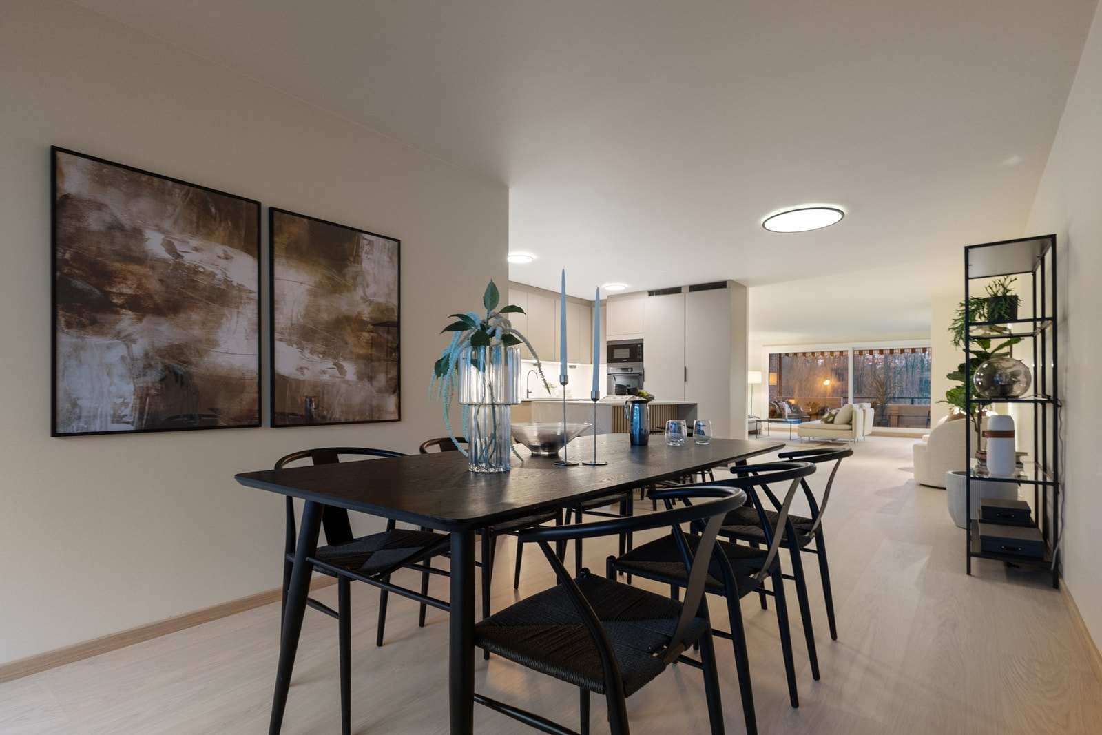 Leiligheten har en egen spisestueavdeling i tilknytning til kjøkkenet med god plass til spisebord og gjester, som gir en naturlig overgang mellom kjøkken og stue Galleribilde